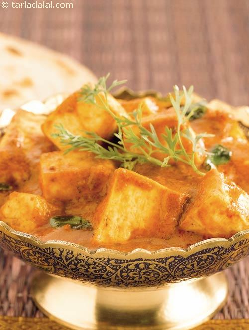 Kadhai Paneer, deep fried paneer in a tomato based thick creamy gravy that has a blend of spice and flavours.