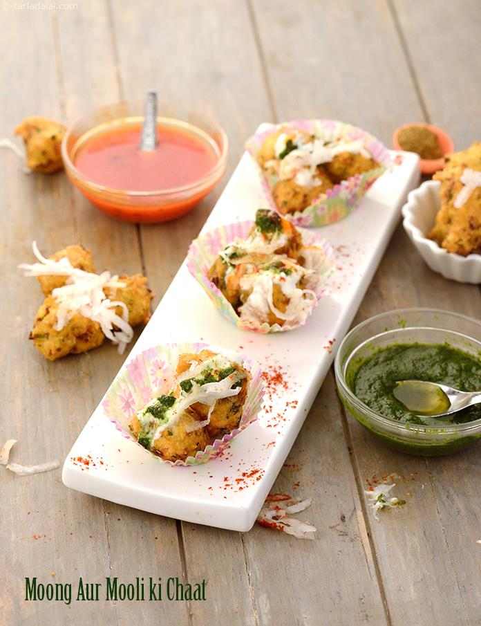 Crisp and flavourful moong dal pakodis are perked up with not one but an assortment of exciting toppings ranging from sweet and sour khajur imli ki chutney and pungent radishes to soothing curds and peppy spice powders. 