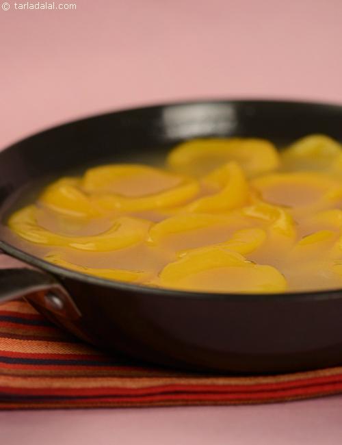 Peaches in a thick fruit syrup stew with a tinge of tangy lemon.