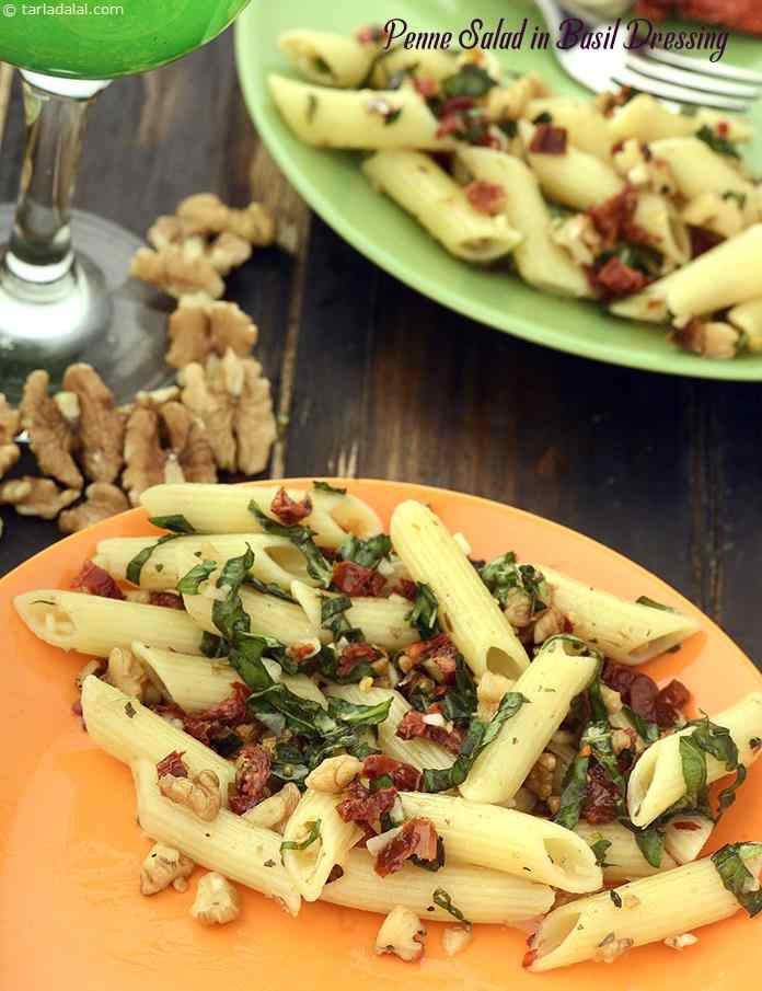 Tangy sun-dried tomatoes and crunchy walnuts decorate cooked penne along with a flavourful dressing of fresh basil, mixed herbs and red chilli flakes. Olive oil imparts an aesthetic flavour and aroma to it.
