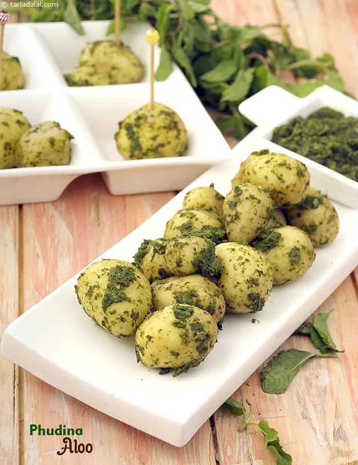 A very simple and quick snack of boiled baby potatoes coated with a pungent chutney of mint, coriander and other punchy ingredients. The lemon juice not only adds tang to the potatoes, it also helps highlight the other flavours. 