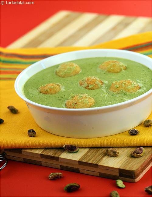 Pistewali Curry Mein Malai Kofte, this lovely green gravy is prepared with loads of pistachios. Coriander add some colour to the curry while the malai kofta just melt in your mouth!
