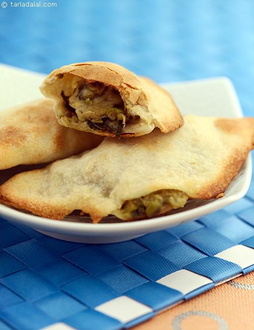 Pizzelle with Mozzarella and Olives, resemble small bite sized calzones. I have stuffed these with some Italian favourites, cheese and olives, spiked with basil and pepper.