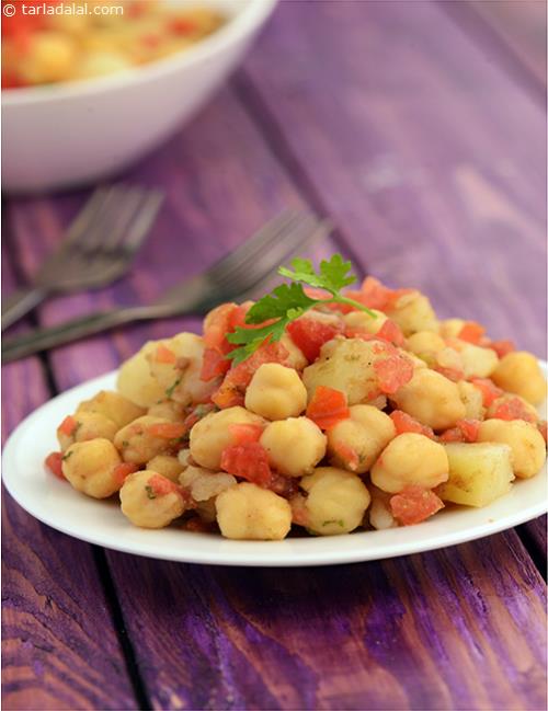 Potato and Chana Salad, boiled potatoes and chana taste delicious in this tangy, chatpata salad! this is very easy and quick to make and a great recipe to eat between meals. 