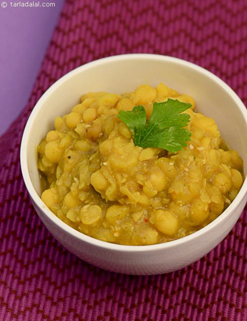 Ragda made from soaked and boiled white peas, mix it with hot and sweet chutney and have it with pattice or use as a stuffing for pani puri.