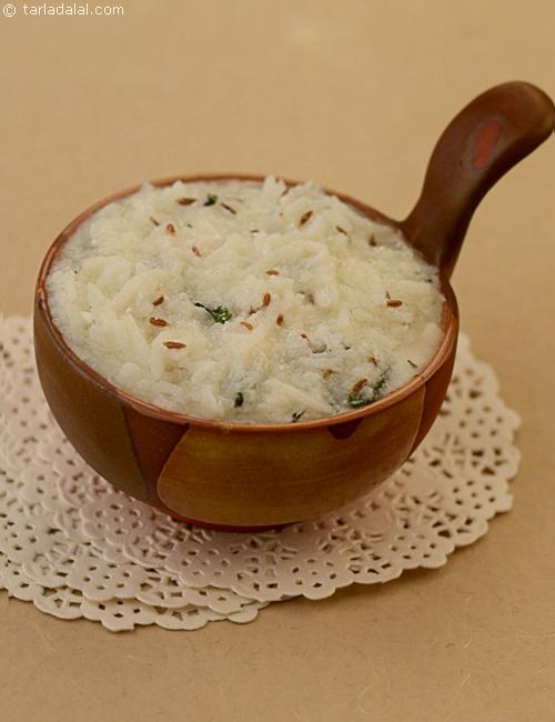 Rice Soup, a simple rice and curd soup.Roast dried mint imparts it's unique flavour and spikes up the soup.