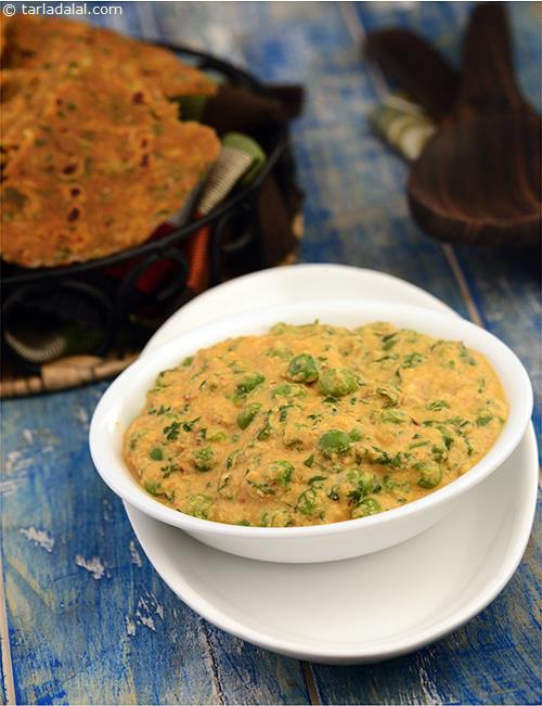Green Peas in Peanut Curry, green peas are cooked with a paste of peanuts and onions.Cumin seeds and coriander leaves impart a tempting aroma to this dish, a dash of lemon juice adds an irresistible tang. 