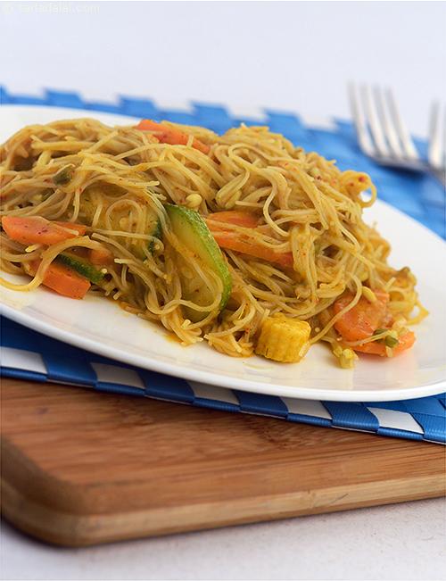 Singaporean Stir-fry Noodles,  vegetables and noodles stir fried in spicy lemongrass flavoured paste.