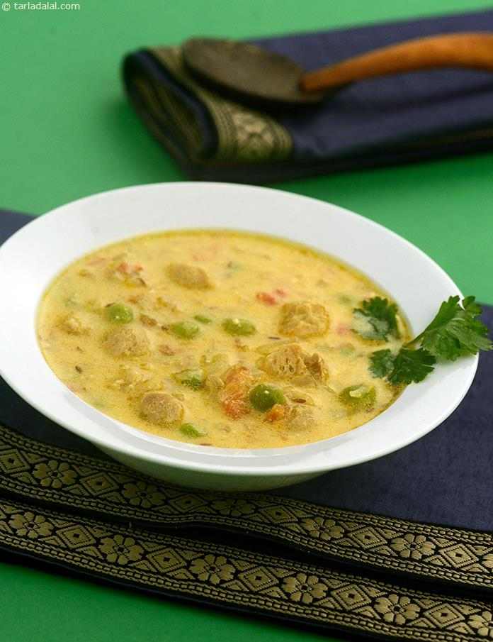 Soya Mutter ki Kadhi, yoghurt-besan kadhi makes the soya more appetising and palatable.
