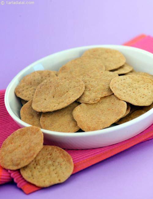Soya Namak Paras are spiced crispies made of whole wheat and soya flour.
