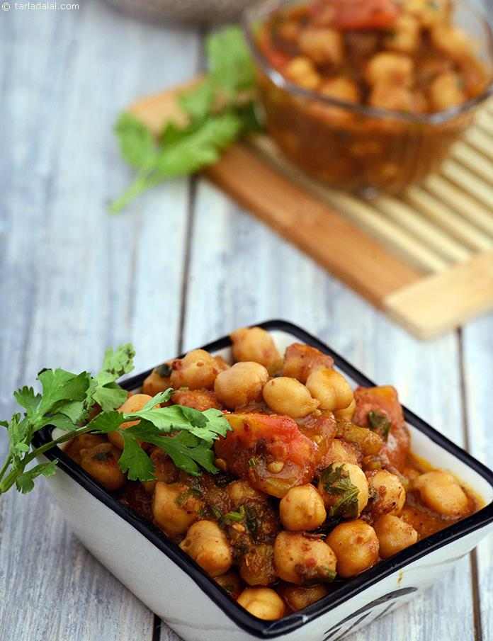 This Spicy Chole has no onions or potatoes in it! Bottle gourd contributes to the consistency and an intense powder of varied spices adds to its flavour.