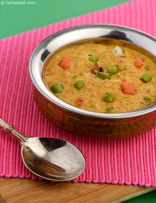 Subz Shahjahani uses a wide range of spices., the prepared paste is precooked and then added to the gravy thus giving it a distinct flavour. This gravy tastes best with boiled mixed vegetables though you can add almost any other vegetable to it.