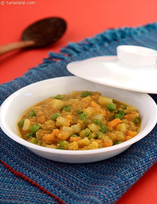 Mixed Vegetables in Coconut Gravy, a wholesome combination of veggies spiked up with coconut paste and simple masalas cooked in a microwave.