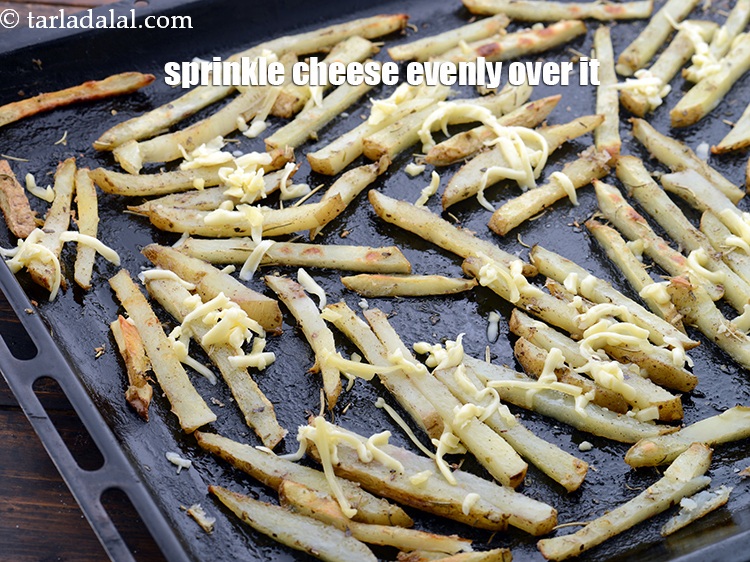 https://cdn.tarladalal.com/members/9306/procstepimgs/how-to-make-cheese-and-herb-potato-fries-(7)-7-195012.jpg