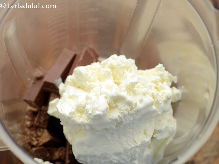 https://cdn.tarladalal.com/members/9306/procstepimgs/kit-kat-milkshake-with-ice--cream-(2)-2-188706.jpg