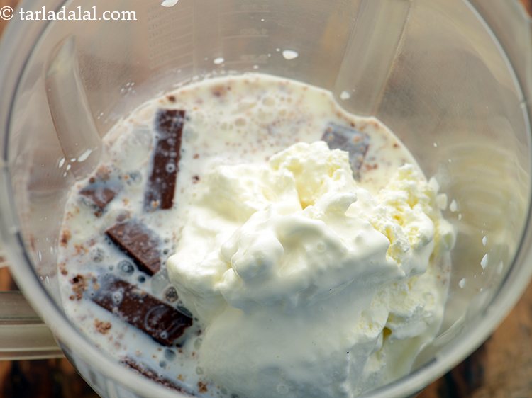 https://cdn.tarladalal.com/members/9306/procstepimgs/kit-kat-milkshake-with-ice--cream-(3)-3-188706.jpg