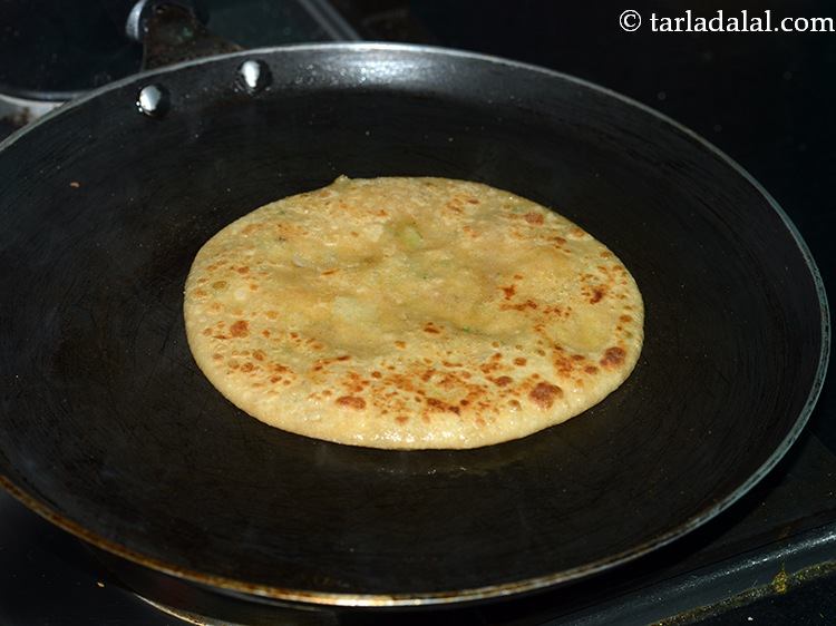 Onion Paratha Recipe, Pyaaz Ka Paratha