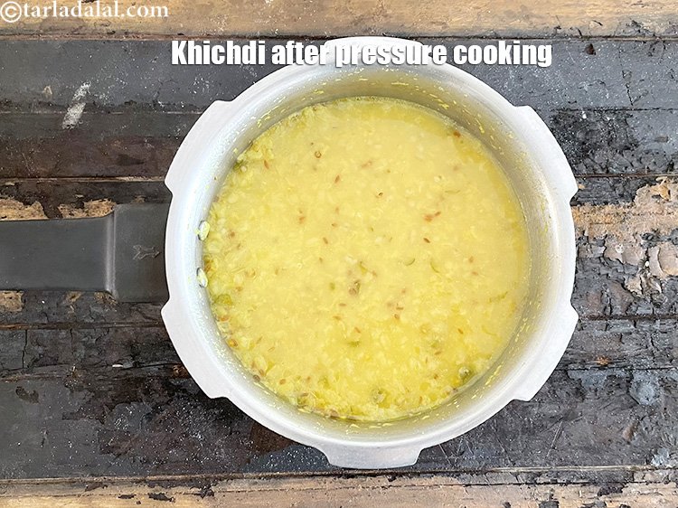 Make khichdi in online pressure cooker